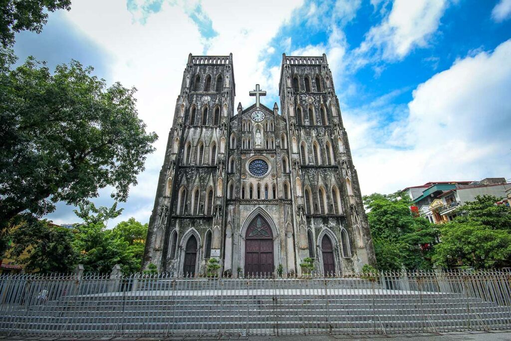 Voorkant van St. Joseph’s Cathedral in Hanoi met de twee neogotische torens gezien vanaf het plein