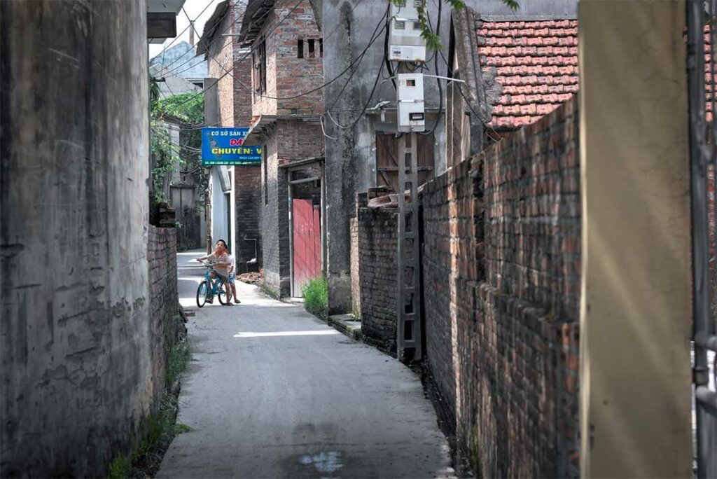 Smal steegje met oude huizen in Bat Trang Ceramic Village nabij Hanoi