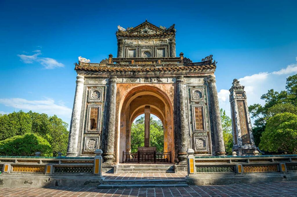 Stelepaviljoen (Bi Dinh) bij de tombe van keizer Tu Duc in Hue, met de grote stenen stele waarop de levensbeschrijving van de keizer staat gegraveerd.