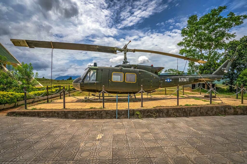 Amerikaanse Huey-helikopter tentoongesteld bij Ta Con Airport op de Khe Sanh Combat Base, een belangrijk oorlogssymbool uit de Vietnamoorlog.