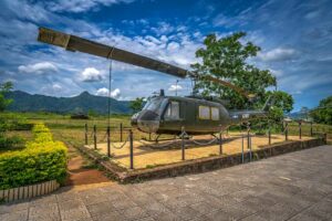 Amerikaanse Huey-helikopter tentoongesteld bij Ta Con Airport, centraal gelegen op de Khe Sanh Combat Base.