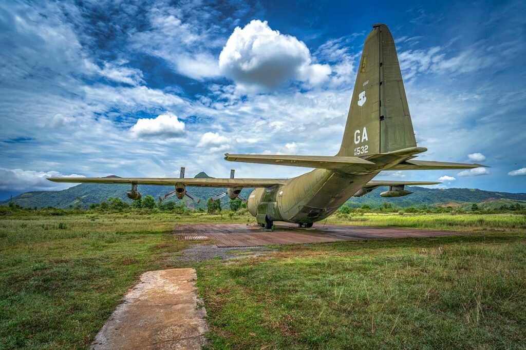 Achterzijde van een Amerikaans C-130 transportvliegtuig op Ta Con Airport, onderdeel van de Khe Sanh Combat Base.
