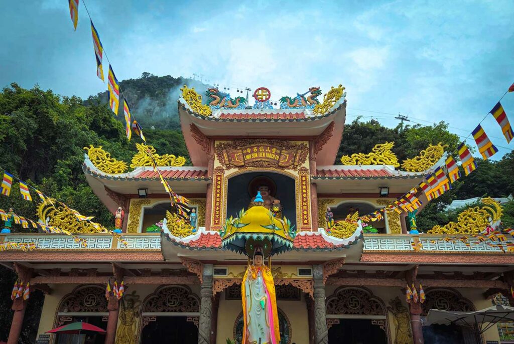 Boeddhistische tempel op Ba Den Mountain met kleurrijke decoraties en bezoekers tijdens een religieus moment