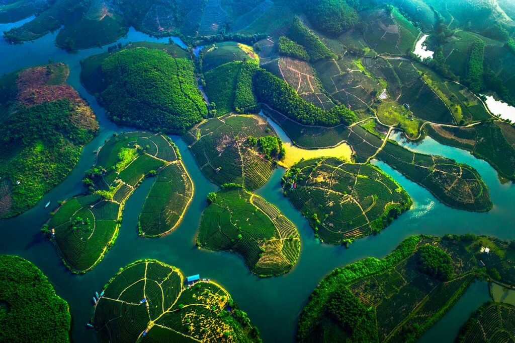 Luchtfoto van Thanh Chuong Tea Island met groene theeplantages en waterwegen, een landelijk gebied op korte afstand van Vinh.