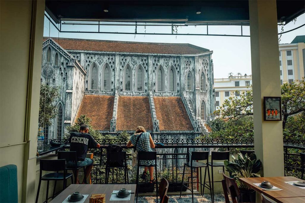Uitzicht op St. Joseph’s Cathedral in Hanoi vanaf de hogere verdiepingen van The Drift Backpackers Hostel