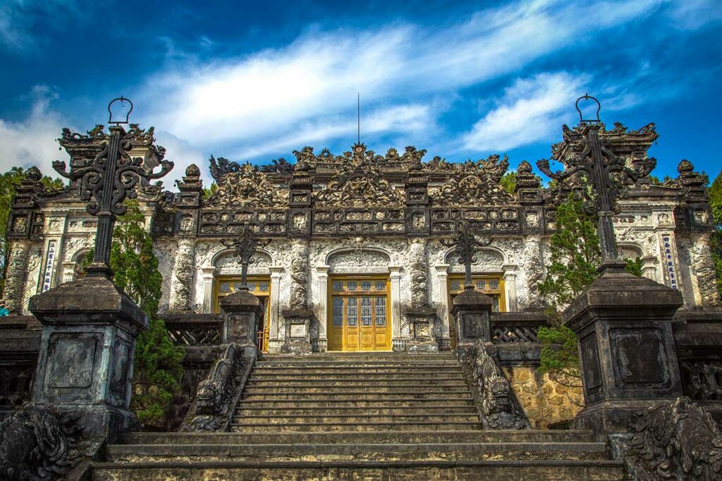 Interieur van het Thien Dinh-paleis in de Tombe van Khai Dinh met kleurrijke mozaïeken, gedecoreerde pilaren en rijk versierde plafonds.