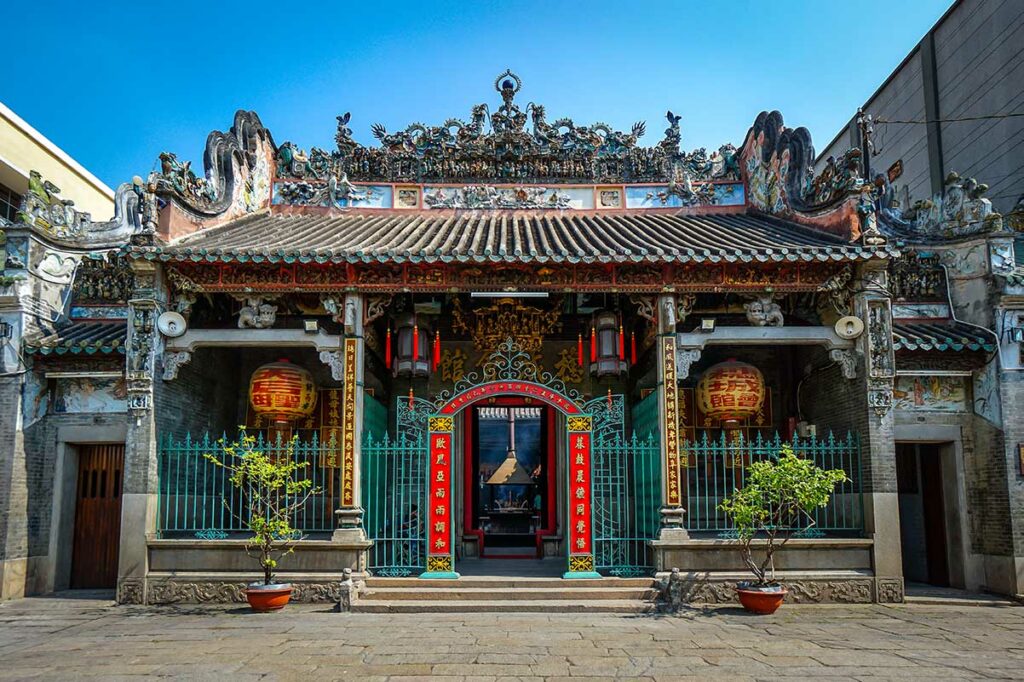 Vooraanzicht van Thien Hau Pagoda in Chinatown van Ho Chi Minh City, bekend om de gedetailleerde dakdecoraties en Chinese architectuur.