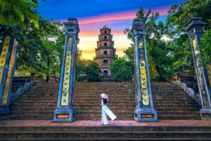 Zicht op Thien Mu Pagoda in Hue vanaf de binnenplaats, met de iconische zeven verdiepingen hoge toren op de achtergrond.