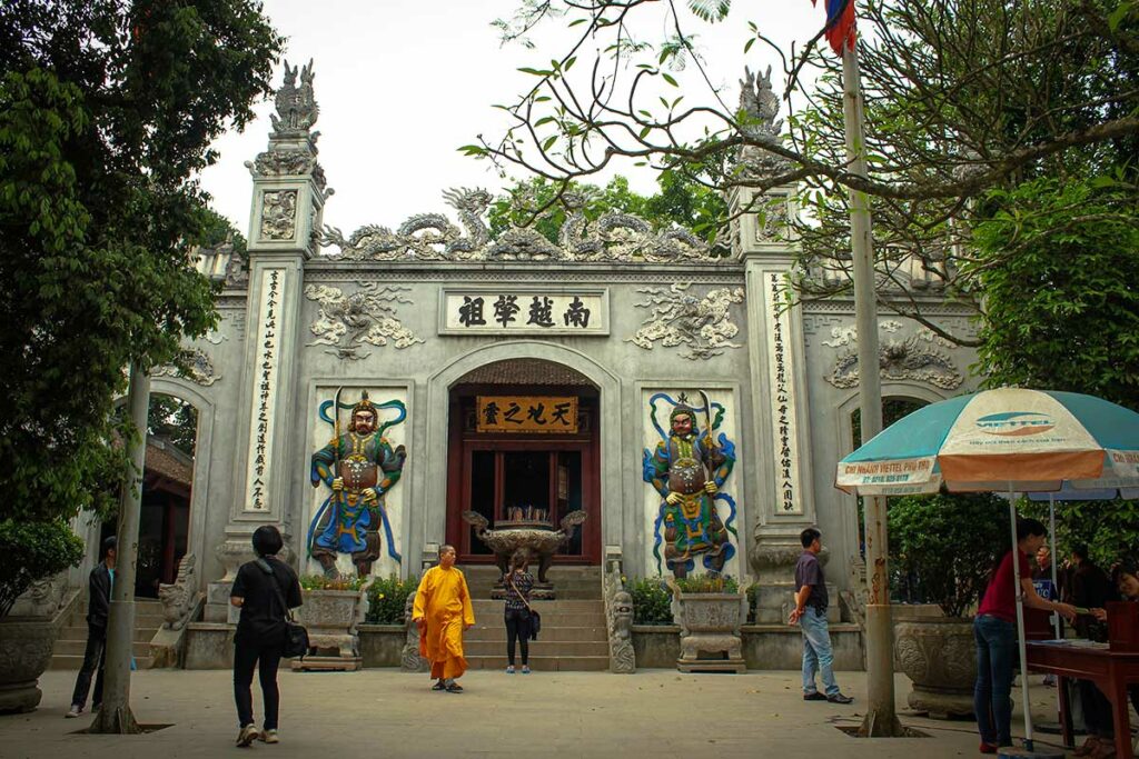 De Thuong-tempel (Upper Temple) boven op de Nghia Linh-berg, het hoogste en meest symbolische punt van het Hung Kings Temple Complex.