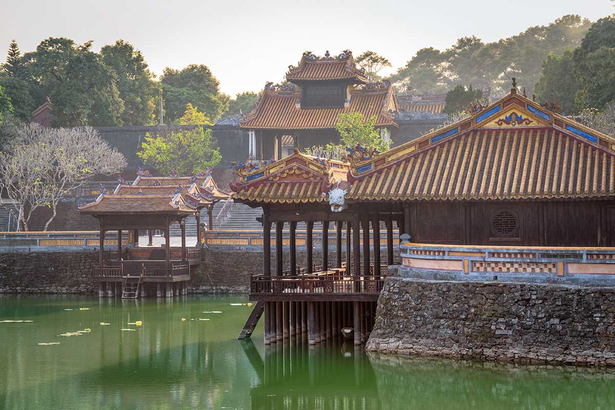 Overzicht van de tombe van keizer Tu Duc in Hue, met paviljoens aan het water en traditionele Nguyen-dynastie architectuur in een rustige setting.