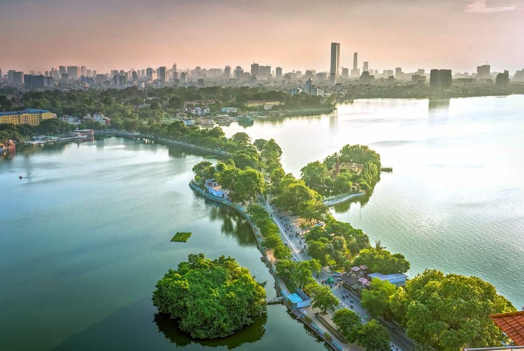 Tran Quoc Pagoda gelegen op een smalle landtong tussen West Lake en Truc Bach Lake in Hanoi
