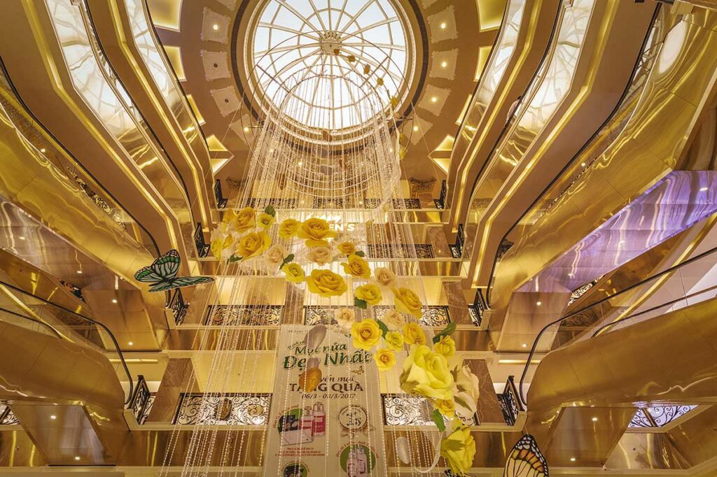 Binnenkant van Trang Tien Plaza in de Franse wijk (French Quarter) van Hanoi, met luxe winkels en glazen koepel