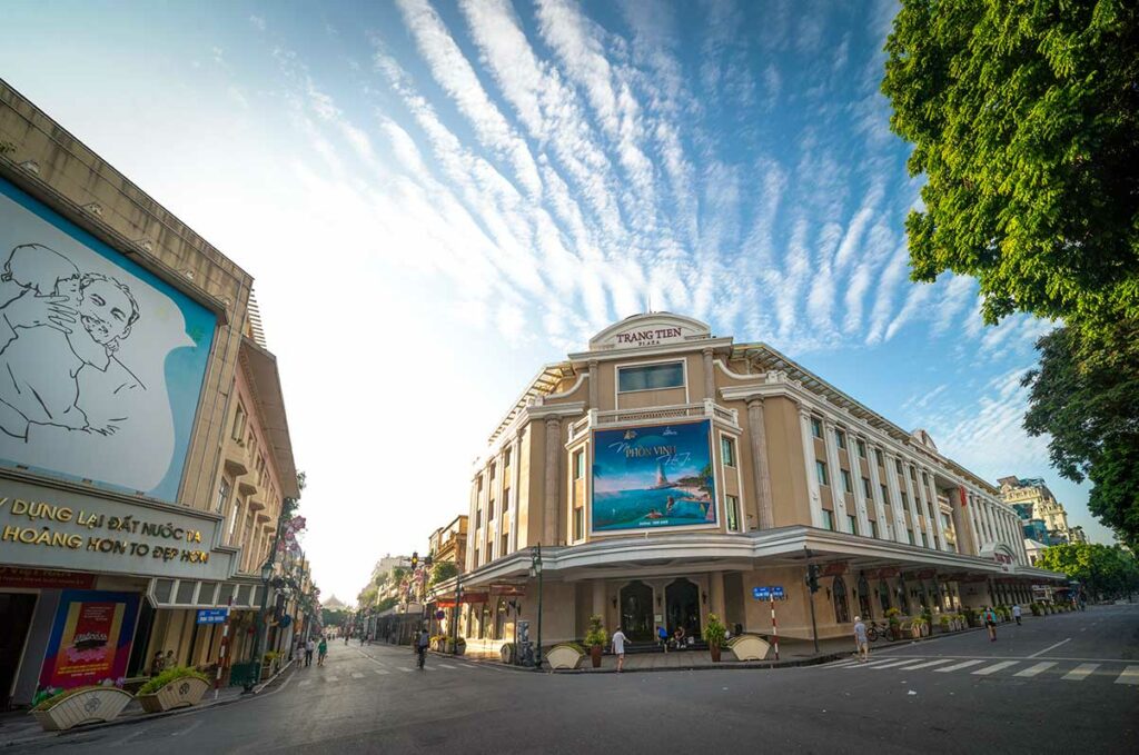Trang Tien Plaza aan een brede straat in de Franse wijk (French Quarter) van Hanoi, vlak bij Hoan Kiem-meer
