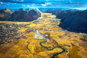 Panoramisch uitzicht over de Bac Son Valley vanaf het Na Lay uitzichtpunt in Lang Son, Noord-Vietnam