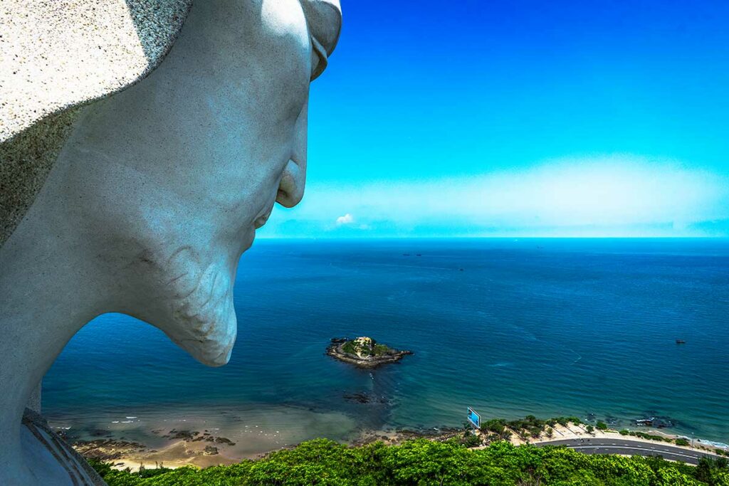 Uitzicht over zee en Hon Ba-eiland vanaf het Christusbeeld van Vung Tau