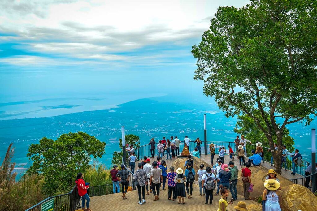 Uitzichtpunt op Ba Den Mountain (Black Virgin Mountain) met bezoekers die uitkijken over het vlakke landschap rond Tay Ninh