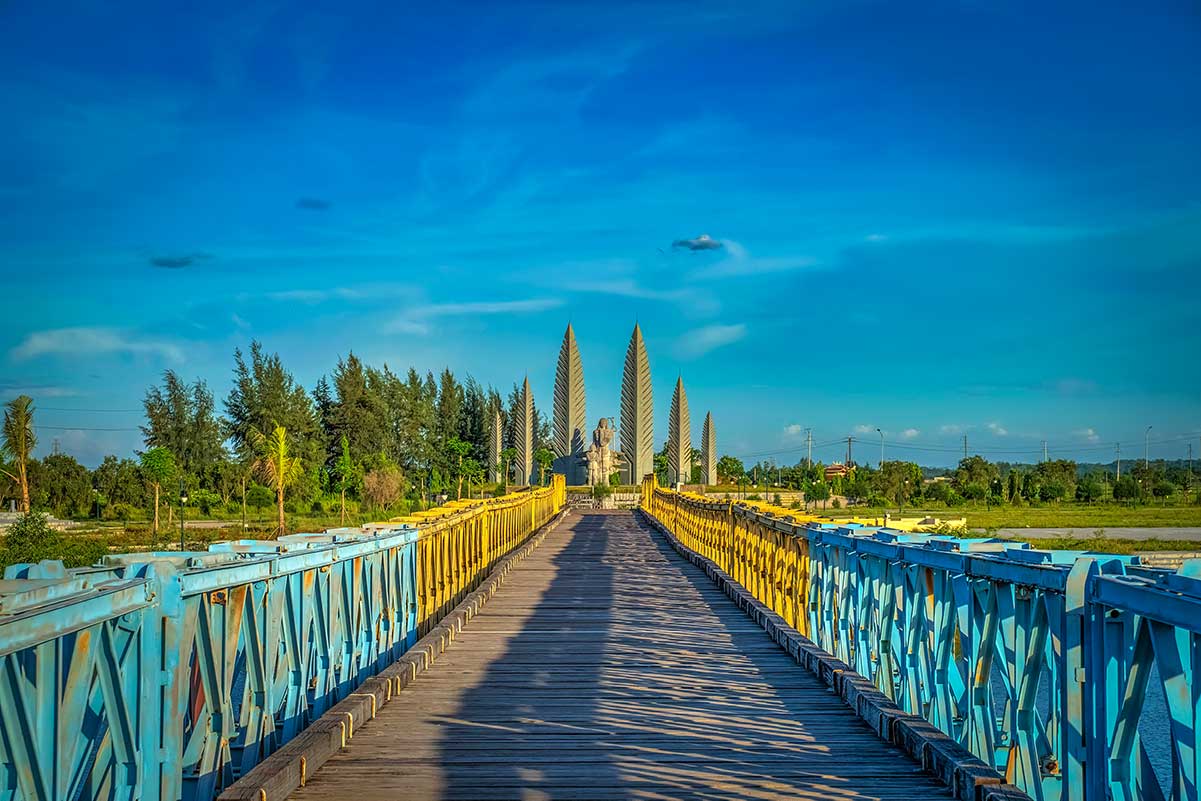 De oude Hien Luong Bridge in de Vietnamese DMZ, met de brugleuningen in twee kleuren die de voormalige scheiding tussen Noord- en Zuid-Vietnam markeren.