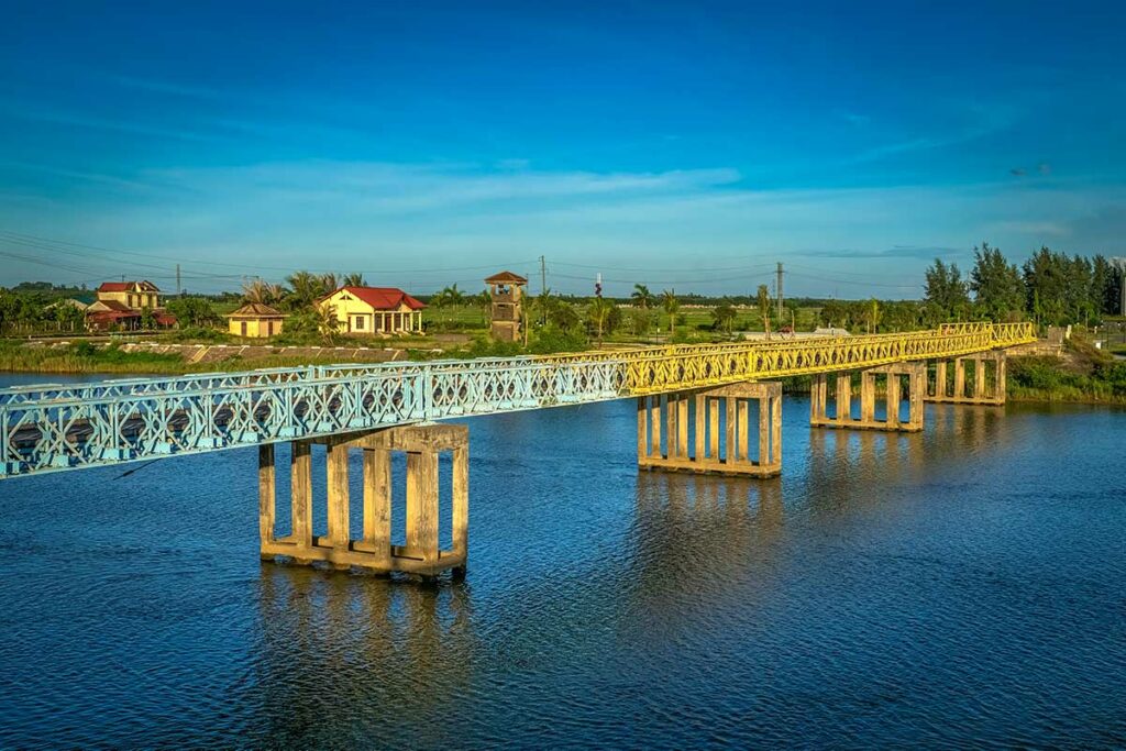 De Hien Luong Bridge over de Ben Hai-rivier, met duidelijk zicht op de tweekleurige brug die Noord- en Zuid-Vietnam scheidde.