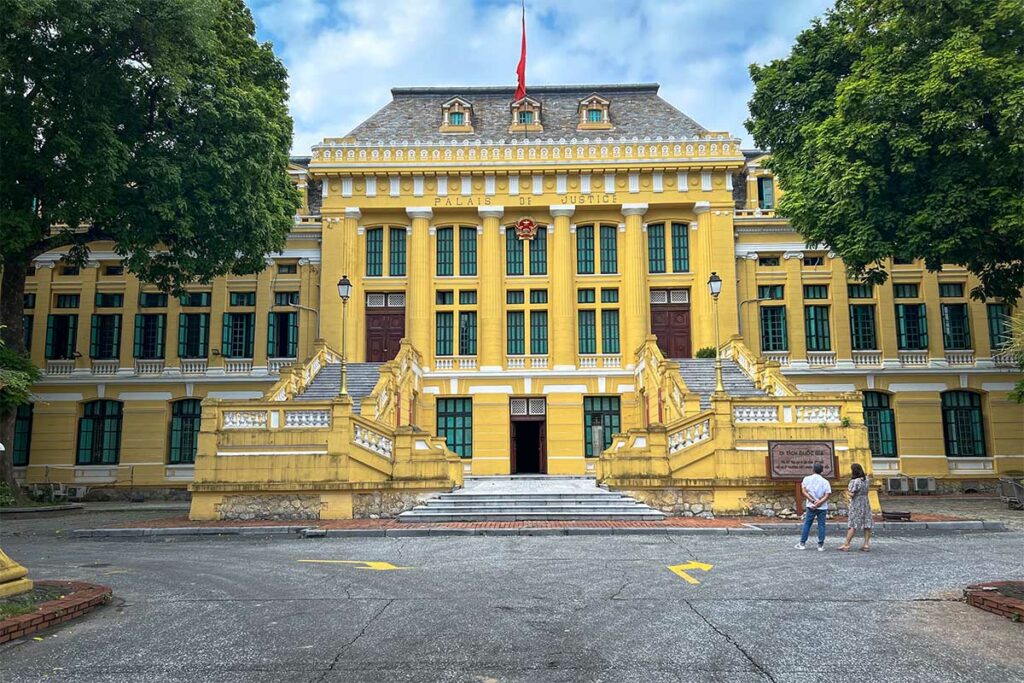Frans koloniaal gerechtsgebouw in de Franse wijk (French Quarter) van Hanoi, met gele gevel en klassieke trappen