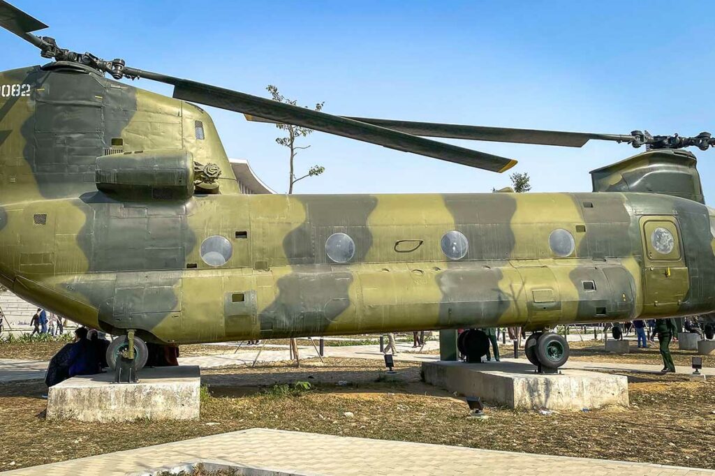 Boeing CH-47 Chinook helikopter uit de Vietnamoorlog tentoongesteld bij het Vietnam Military History Museum in Hanoi.