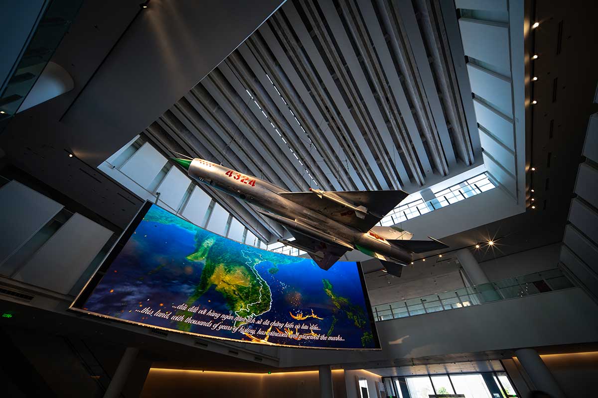 MiG-21 straaljager opgehangen in de centrale hal van het Vietnam Military History Museum in Hanoi, een van de bekendste vliegtuigen uit de Vietnamoorlog.