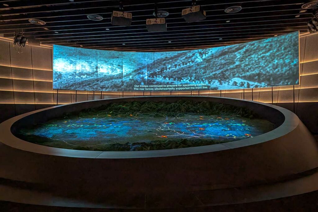 Interactieve digitale kaart en panoramisch videoscherm in het Vietnam Military History Museum in Hanoi, gebruikt om veldslagen en militaire campagnes uit te leggen