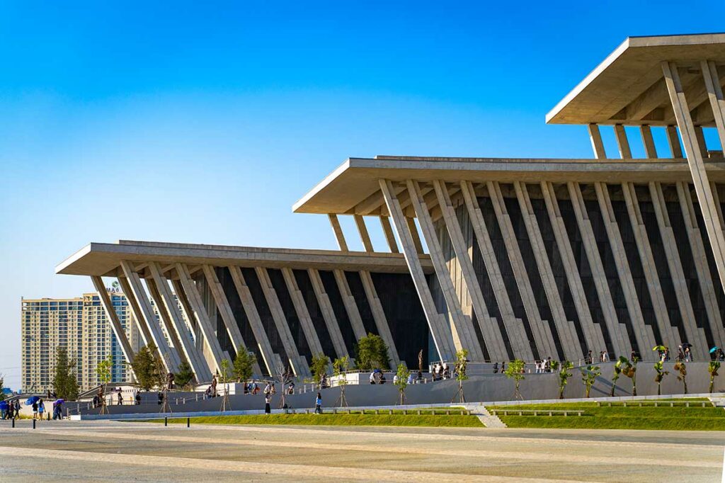 Moderne buitenkant van het nieuwe Vietnam Military History Museum in Hanoi, geopend in 2024 aan Thang Long Avenue.