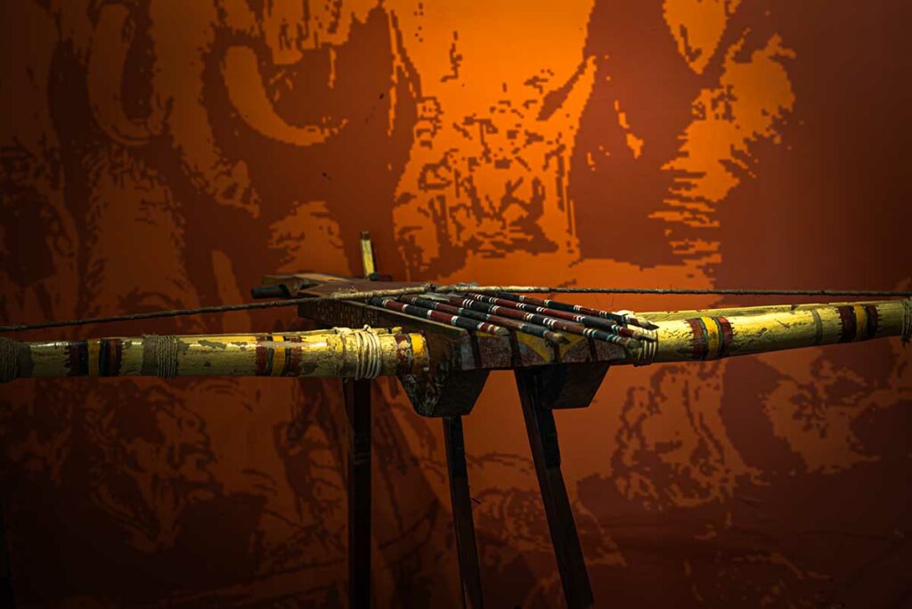 Historische kruisboog gebruikt tijdens vroege Vietnamese verdedigingsoorlogen, tentoongesteld in het Vietnam Military History Museum.