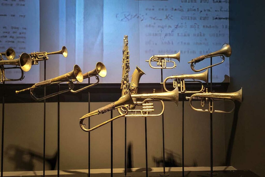 Legertrompetten en muziekinstrumenten gebruikt door Vietnamese troepen tijdens de oorlogen, tentoongesteld in het Vietnam Military History Museum.