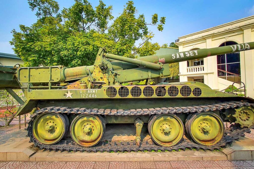 M107 zelfrijdend artilleriekanon van het Amerikaanse leger opgesteld in het buitenterrein van het Vietnam Military History Museum in Hanoi.