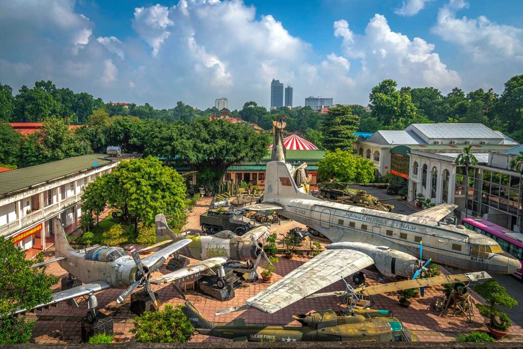 Luchtfoto van de oude locatie van het Vietnam Military History Museum bij de Hanoi Flag Tower, vóór de verhuizing in 2024.