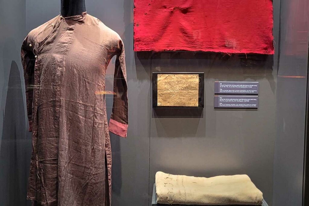 Persoonlijke bezittingen en kleding van Vietnamese burgers en soldaten tentoongesteld in het Vietnam Military History Museum in Hanoi.