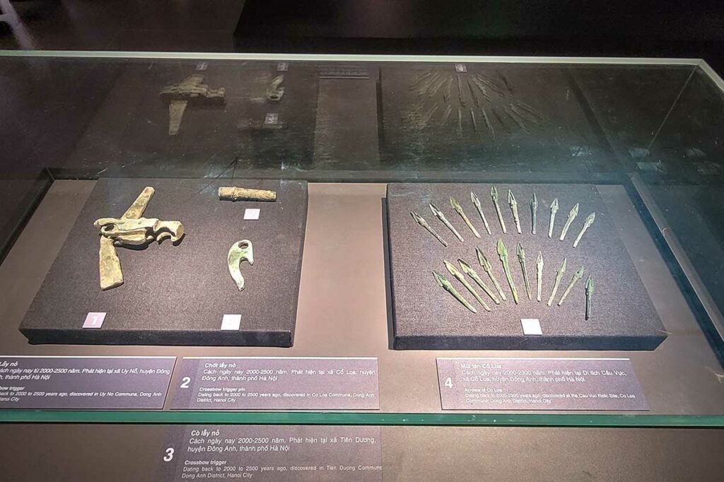 Prehistorische pijlpuntjes en wapens van brons uit Noord-Vietnam, te zien in het Vietnam Military History Museum in Hanoi.