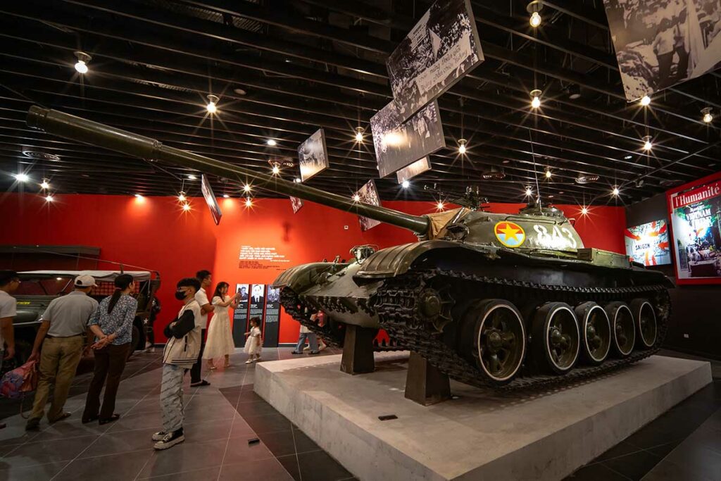 T-54B tank in het Vietnam Military History Museum in Hanoi, bekend van het doorbreken van de poort van het Onafhankelijkheidspaleis in Saigon in 1975.