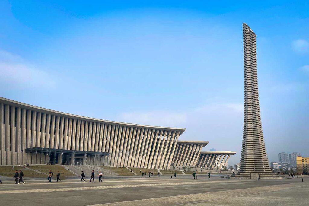 Victory Tower en het hoofdgebouw van het Vietnam Military History Museum in Hanoi, het centrale monument van het nieuwe museumcomplex.
