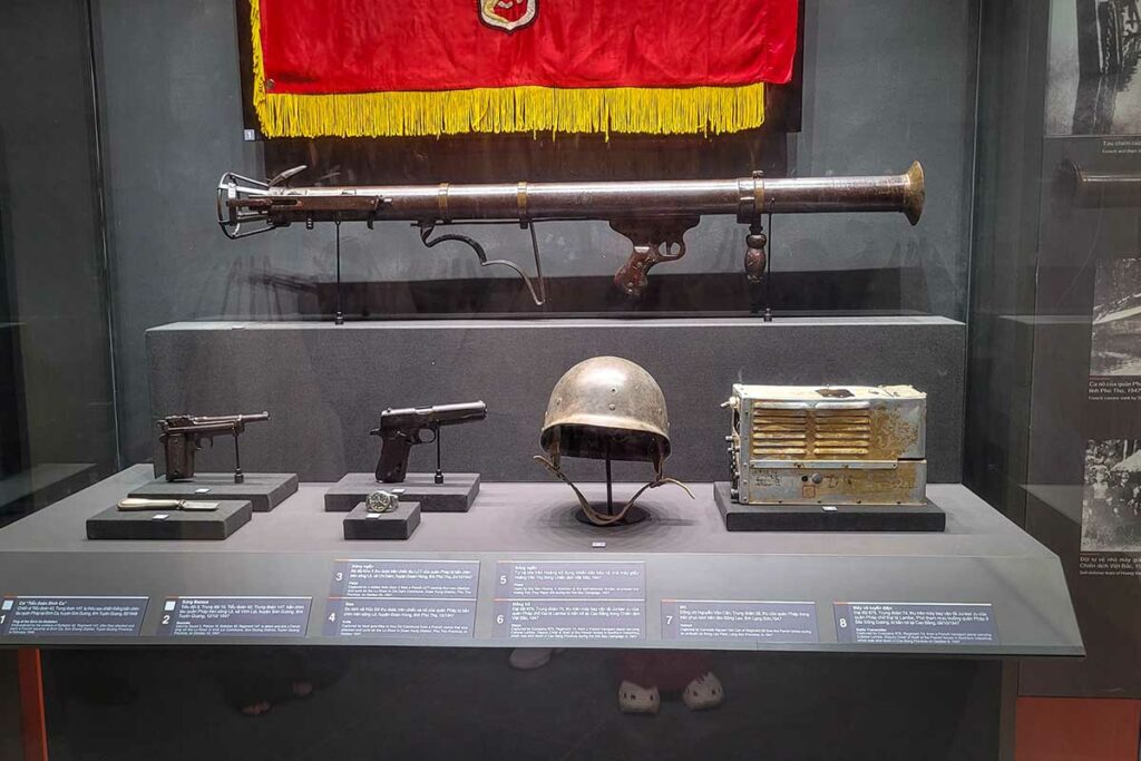 Wapens en uitrusting van Amerikaanse soldaten uit de Vietnamoorlog tentoongesteld in het Vietnam Military History Museum in Hanoi.