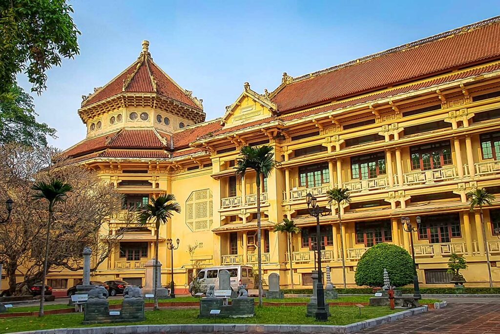 Buitenkant van het Vietnam National Museum of History in de Franse wijk (French Quarter) van Hanoi