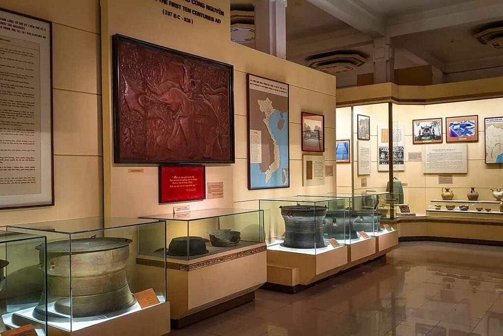 Tentoonstellingszaal in het Vietnam National Museum of History in Hanoi met archeologische objecten en vitrines