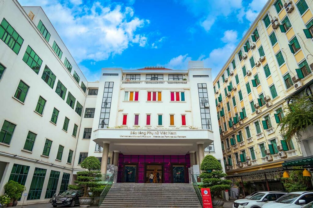 Voorkant van het Vietnam Women’s Museum in Hanoi, modern museumgebouw in de Franse wijk