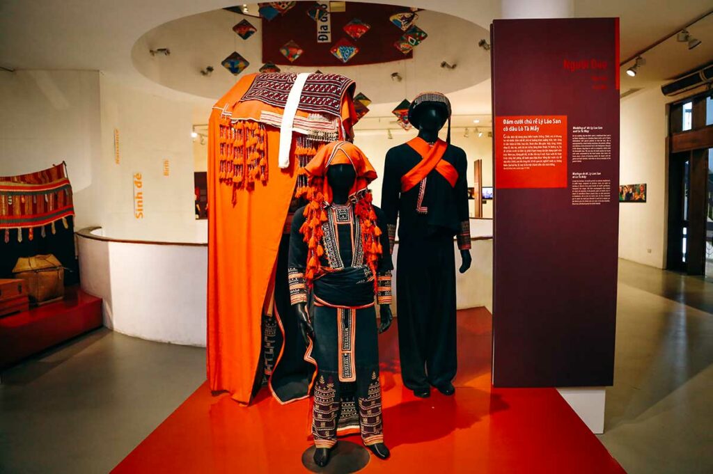 Tentoonstelling met traditionele etnische klederdracht in het Vietnam Women’s Museum in Hanoi