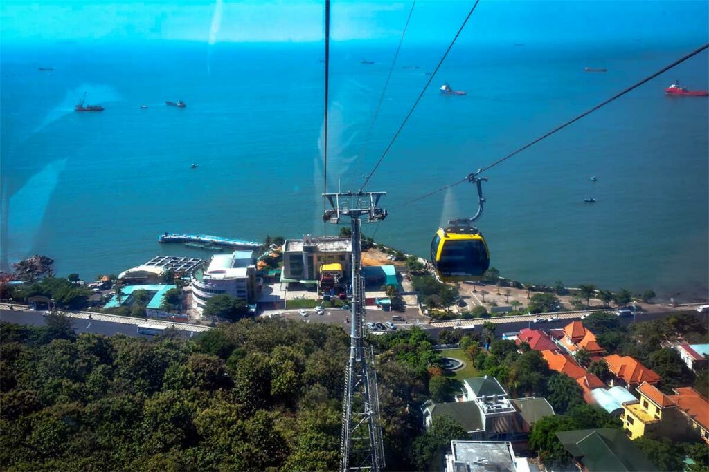 Kabelbaan in Vung Tau met uitzicht over de kust, de zee en de stad beneden