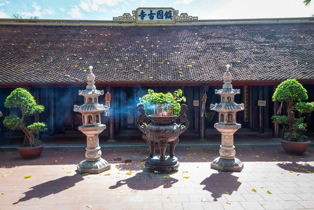 Wierookaltaar in de Tran Quoc Pagoda in Hanoi, waar bezoekers en lokale bewoners offers brengen en bidden