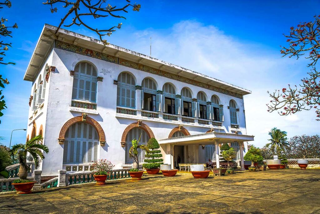 White Palace (Bach Dinh) in Vung Tau, voormalig Frans koloniaal paleis op een heuvel boven zee
