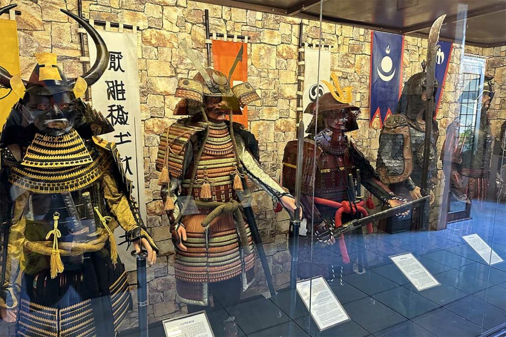 Tentoonstelling met historische wapens en uniformen in het Robert Taylor Museum of Worldwide Arms in Vung Tau