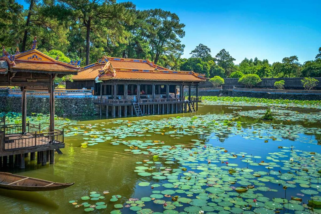 Xung Khiem-paviljoen aan het meer bij de Tu Duc-tombe, een plek waar de keizer zich terugtrok om te lezen, dichten en ontspannen.