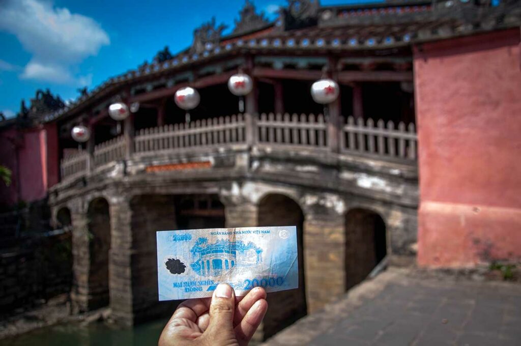 20.000 Vietnamese dong biljet met afbeelding van de Japanse Brug in Hoi An op de achtergrond