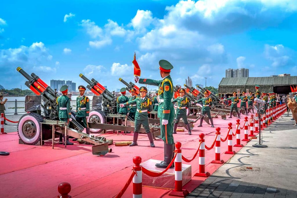 Artilleriesaluut en militaire ceremonie in Ho Chi Minh City ter gelegenheid van Reunification Day, de Vietnamese Herenigingsdag op 30 april.