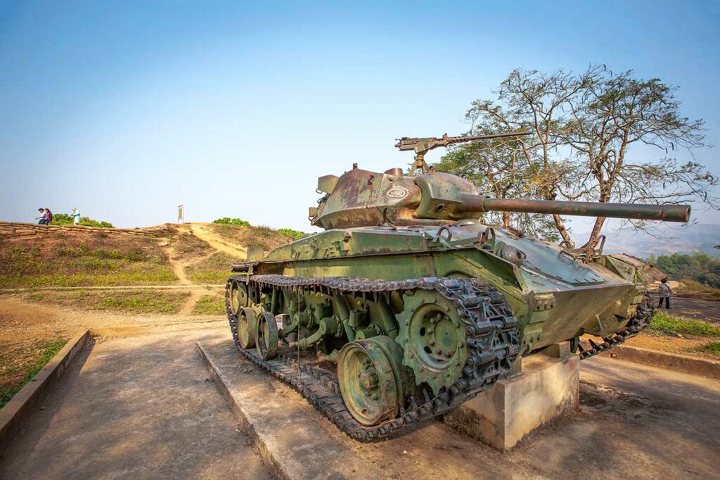 Franse tank tentoongesteld op A1 Hill in Dien Bien Phu, een van de belangrijkste slagvelden van de Slag bij Dien Bien Phu tijdens de Eerste Indochinese Oorlog