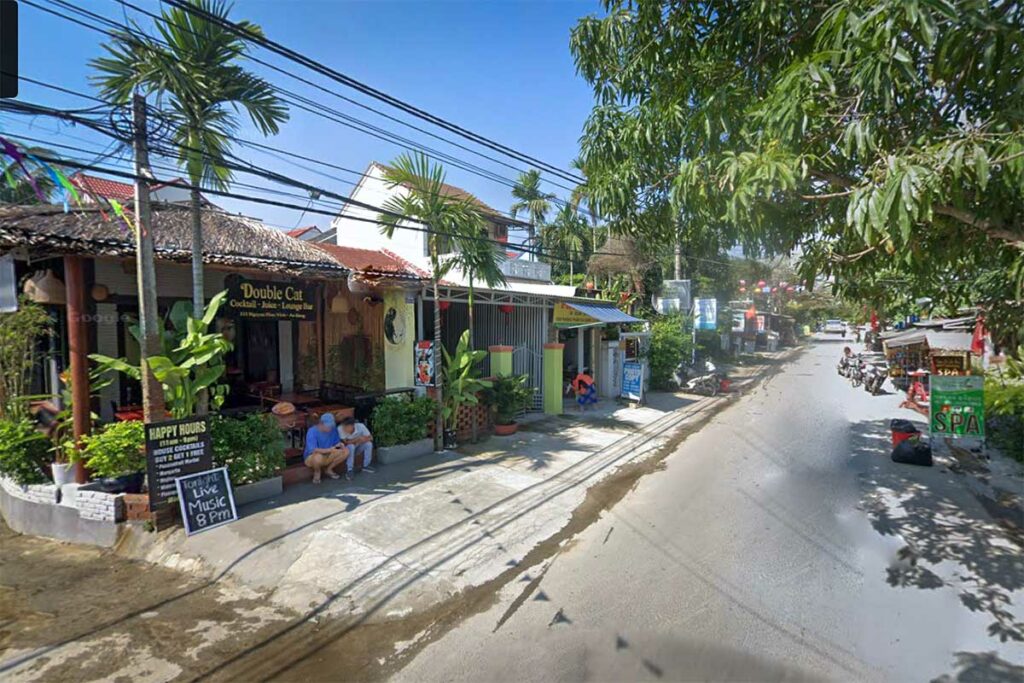Straatbeeld in An Bang dorp bij Hoi An met cafés, palmbomen en lokale winkels