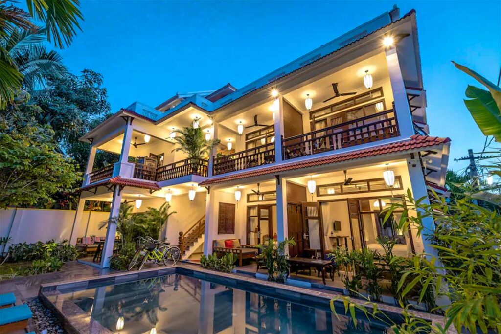 An Bang Beach Villas in Hoi An met zwembad en kamers rondom de tuin